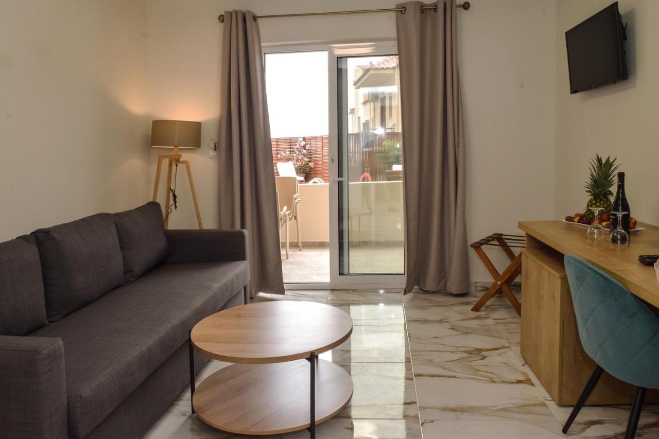 Mithos Premium Rooms Agia Marina 外观 照片